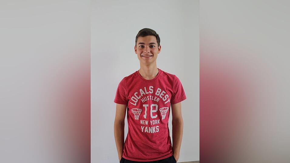 Johannes Haider, 16, aus Leiblfing: 'Erschreckt haben mich die Fotos der Krankenschwester. F&uuml;r sie sind schwere Verletzungen allt&auml;glich. Manchmal sind die Unfallopfer nicht einmal selber schuld. Das finde ich noch schlimmer. Der Beruf eines Krankenpflegers w&auml;re gar nichts f&uuml;r mich. Wenn dann w&uuml;rde ich lieber Arzt werden wollen, weil ich dann direkt im Moment helfen kann. Ich habe sehr gro&szlig;en Respekt vor allen, die im Krankenhaus arbeiten.'