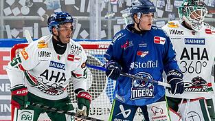 Im ersten Testspiel gegen Augsburg (links Ryan Button) erhielten Simon Seidl und die anderen Offensivtalente der Tigers viel Eiszeit. AEV-Schlussmann Michael Garteig behielt beim 3:2-Erfolg der Panther nach Penalty-Schießen aber zumeist den Überblick.