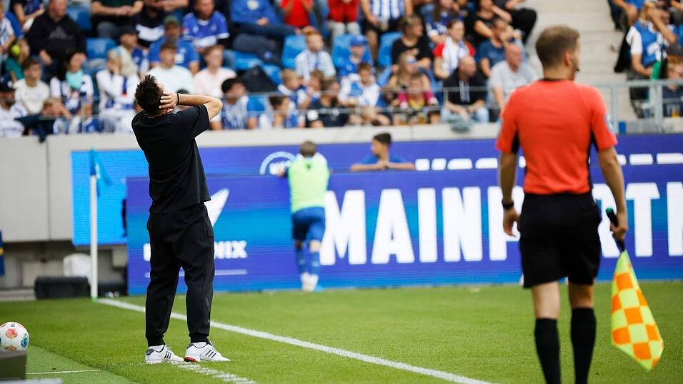 Miroslav Klose reagiert am Spielfeldrand.