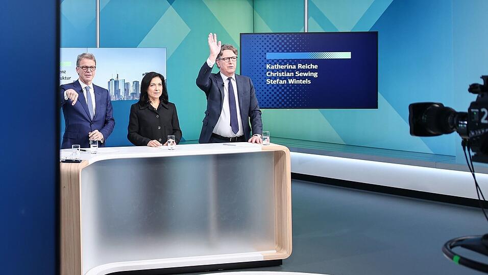 Reiche trat mit Deutsche-Bank-Chef Sewing (links) und KfW-Chef Wintels vor die Kameras Reiche trat mit Deutsche-Bank-Chef Sewing (links) und KfW-Chef Wintels vor die Kameras