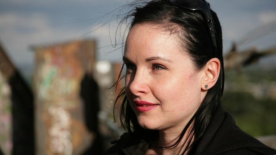 Alexa Waschkau hat einen Abschluss in Europ&auml;ischer Ethnologie und arbeitet als Autorin und Journalistin. In ihrem Podcast 'Hoaxilla - der skeptische Podcast aus Hamburg' besch&auml;ftigt sie sich mit Modernen Sagen.