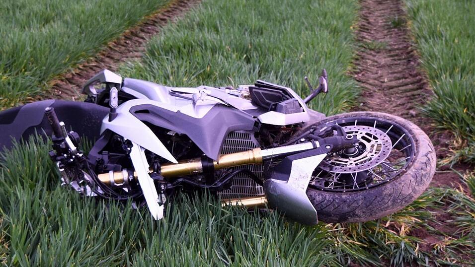 Das Motorrad des Furthers blieb in einem Feld liegen (Symbolbild). Das Motorrad des Furthers blieb in einem Feld liegen (Symbolbild).