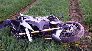 Das Motorrad des Furthers blieb in einem Feld liegen (Symbolbild). Das Motorrad des Furthers blieb in einem Feld liegen (Symbolbild).