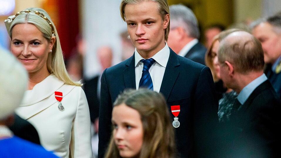 Marius Borg H&oslash;iby, der Sohn von Kronprinzessin Mette-Marit aus einer fr&uuml;heren Beziehung, ist in 38 Punkten angeklagt - unter anderem wegen Vergewaltigung.