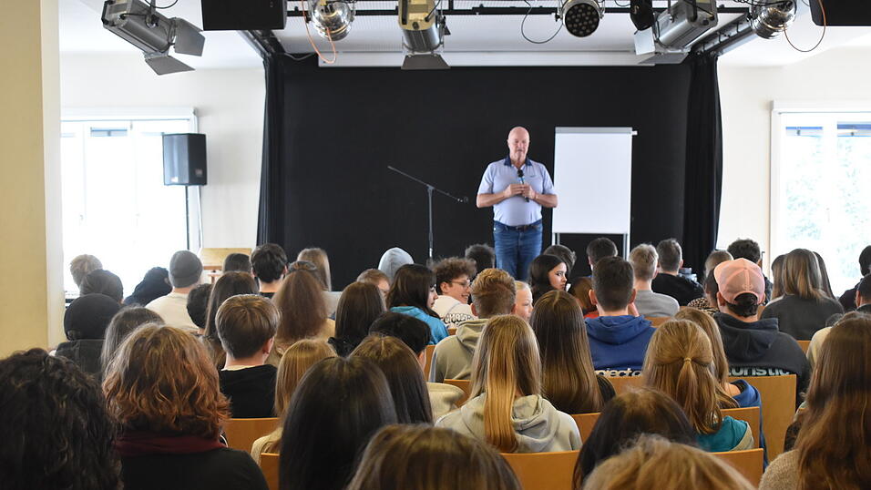 Dabei sa&szlig;en in der Aula vermutlich &uuml;ber 100 Jungen und M&auml;dchen, die dem Referenten lauschten.