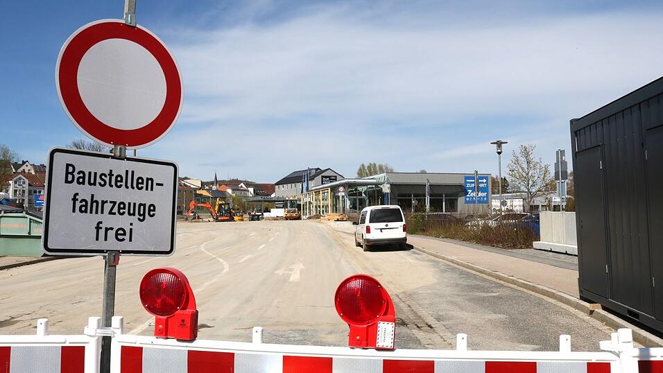 Die Haltestelle Stadellohe stadteinwärts kann wegen der Baustelle an der Flutbrücke momentan nicht angefahren werden. Die Haltestelle Stadellohe stadteinwärts kann wegen der Baustelle an der Flutbrücke momentan nicht angefahren werden.