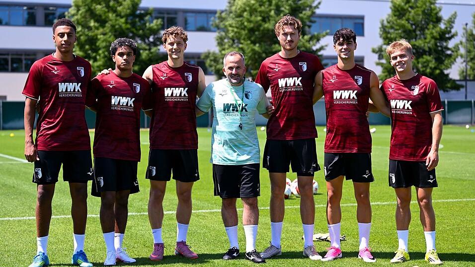 Der FC Augsburg startet in das Sommertraining. Der FC Augsburg startet in das Sommertraining.