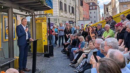 Die Trib&uuml;ne war beim Gru&szlig;wort des Oberb&uuml;rgermeisters Thomas Burger voll besetzt.