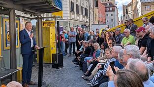 Die Trib&uuml;ne war beim Gru&szlig;wort des Oberb&uuml;rgermeisters Thomas Burger voll besetzt.