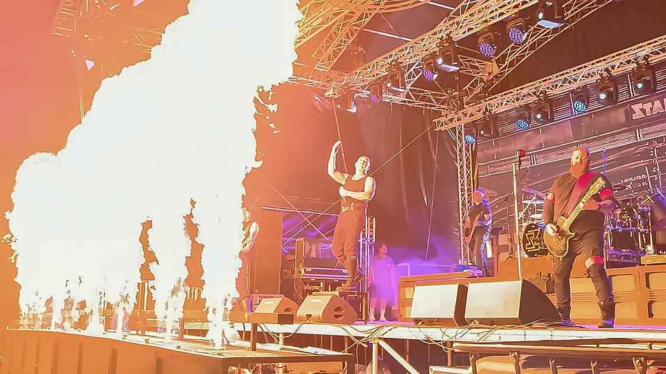 Die Rammstein-Coverband Stahlzeit begeisterte beim Campus Open Air Deggendorfer Fans. Die Rammstein-Coverband Stahlzeit begeisterte beim Campus Open Air Deggendorfer Fans.