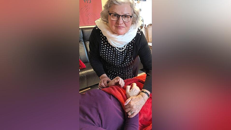 Brigitte Nagler arbeitet nur mit der Berührung ihrer Hände und möchte Menschen damit helfen, ihren eigenen Weg zu mehr Wohlbefinden und Lebensqualität zu finden. Brigitte Nagler arbeitet nur mit der Berührung ihrer Hände und möchte Menschen damit helfen, ihren eigenen Weg zu mehr Wohlbefinden und Lebensqualität zu finden.
