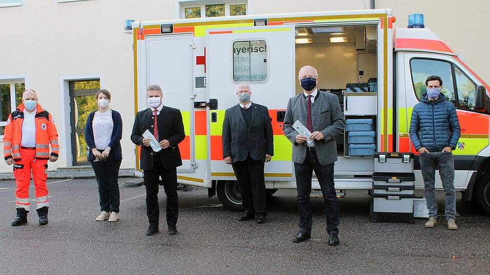 Stellten Landrat Peter Dreier und Oberb&uuml;rgermeister Alexander Putz das innovative Konzept der Zahnarztpraxis im Rettungswagen vor: Ernst Binner, Vorsitzender des niederbayerischen Zahn&auml;rzteverbandes (Mitte), J&uuml;rgen K&ouml;hl, Leiter Rettungsdienst des BRK-Kreisverbands Straubing-Bogen Gesundheitsregion plus-Gesch&auml;ftsstellenleiterin Katja Krug (2. v. l.) und Dr. Matthias Kurbel, Leiter des Sozialreferats der Stadt Landshut.