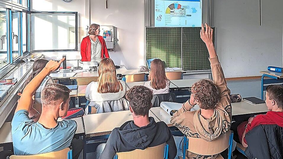 Die Klasse 11b des Maristen-Gymnasiums diskutiert über die U18-Wahlergebnisse.