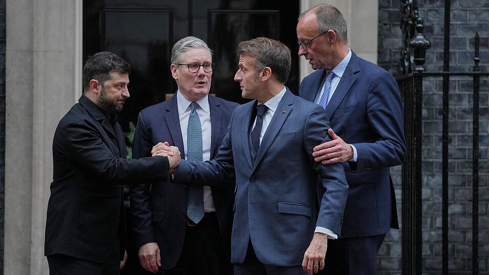 Gestern hatte Selenskyj (l-r) den britischen Premier Starmer, den franz&ouml;sischen Pr&auml;sidenten Macron und Kanzler Merz in London getroffen.