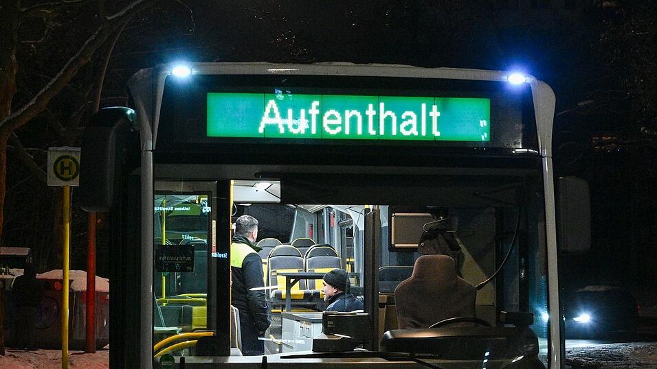 Die BVG stellt an einigen Endhaltestellen, wie hier in Zehlendorf, Busse für den Aufenthalt zur Verfügung. Die BVG stellt an einigen Endhaltestellen, wie hier in Zehlendorf, Busse für den Aufenthalt zur Verfügung.