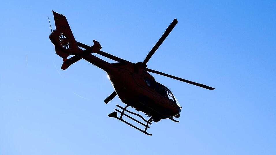 Ein Hubschrauber brachte einen der Verletzten ins Krankenhaus. (Symbolbild)