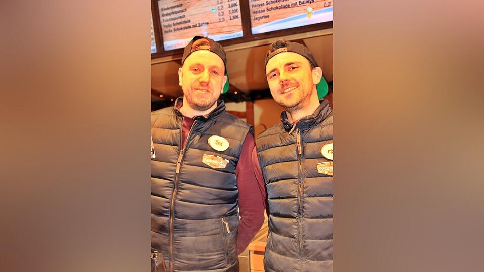 Der idyllische Christkindlmarkt in der Freyung in Landshut zählt zu den schönsten Christkindlmärkten Bayerns. Bei eisigen Temperaturen ist dort insbesondere die Glühwein-Alm natürlich heiß begehrt. Der idyllische Christkindlmarkt in der Freyung in Landshut zählt zu den schönsten Christkindlmärkten Bayerns. Bei eisigen Temperaturen ist dort insbesondere die Glühwein-Alm natürlich heiß begehrt.