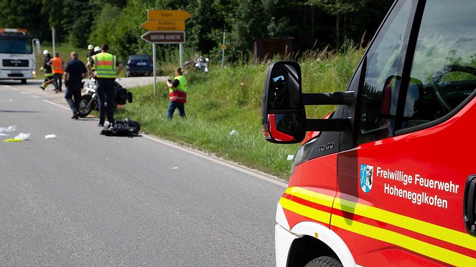 Bei dem Unfall sind laut Polizeiangaben zwei Menschen schwer verletzt worden.