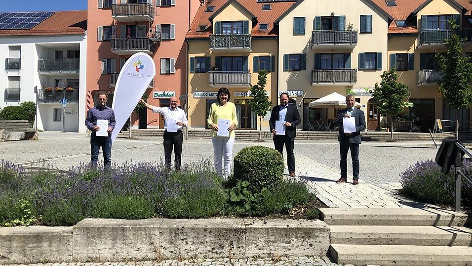 Die B&uuml;rgermeister (v.l.) Florian H&ouml;lzl (Pfeffenhausen), Andreas Horsche (Furth), Andrea Wei&szlig; (Hohenthann), Hans-Peter Deifel (Weihmichl) und Michael Ostermayr (Obers&uuml;&szlig;bach) mit der frisch unterzeichneten Zweckverbandssatzung.