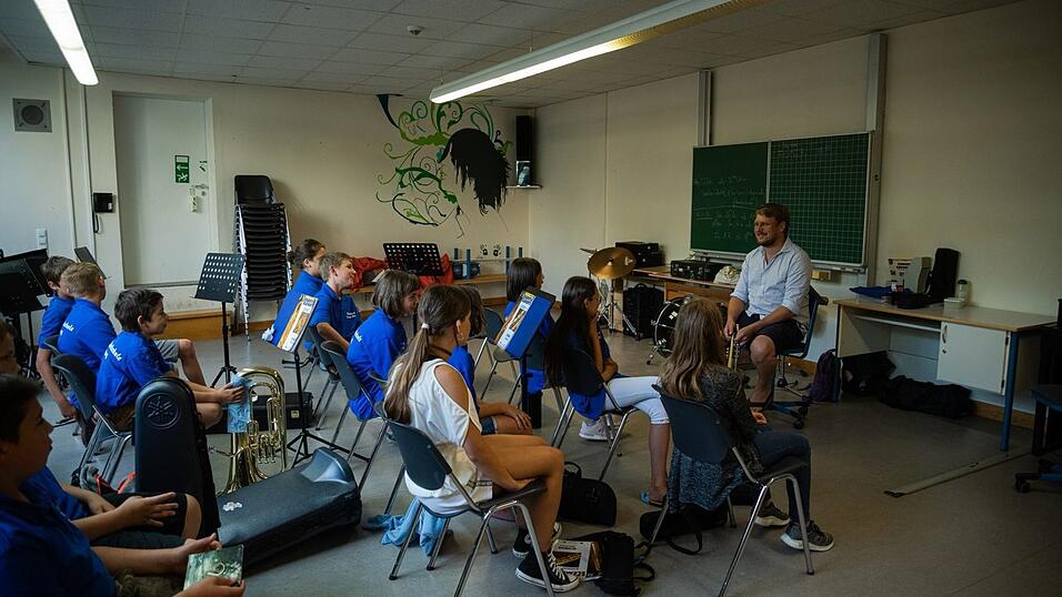 Der Musiker war bei der Bläserklasse 5b der Kastulus-Realschule in Moosburg zu Gast.