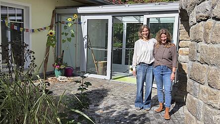 In der Mitte der beiden Häuser - und die Treppe nach unten - befinden sich die von Eva Rautenberg und Veronika Rahm angemieteten Räume. In der Mitte der beiden Häuser - und die Treppe nach unten - befinden sich die von Eva Rautenberg und Veronika Rahm angemieteten Räume.