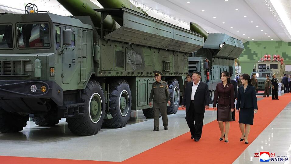 Kim Jong Un er&ouml;ffnete das Museum mit seiner Frau und seiner Tochter. (Archivbild)
