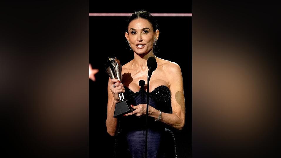Demi Moore («The Substance») mit dem Preis für die beste Schauspielerin.