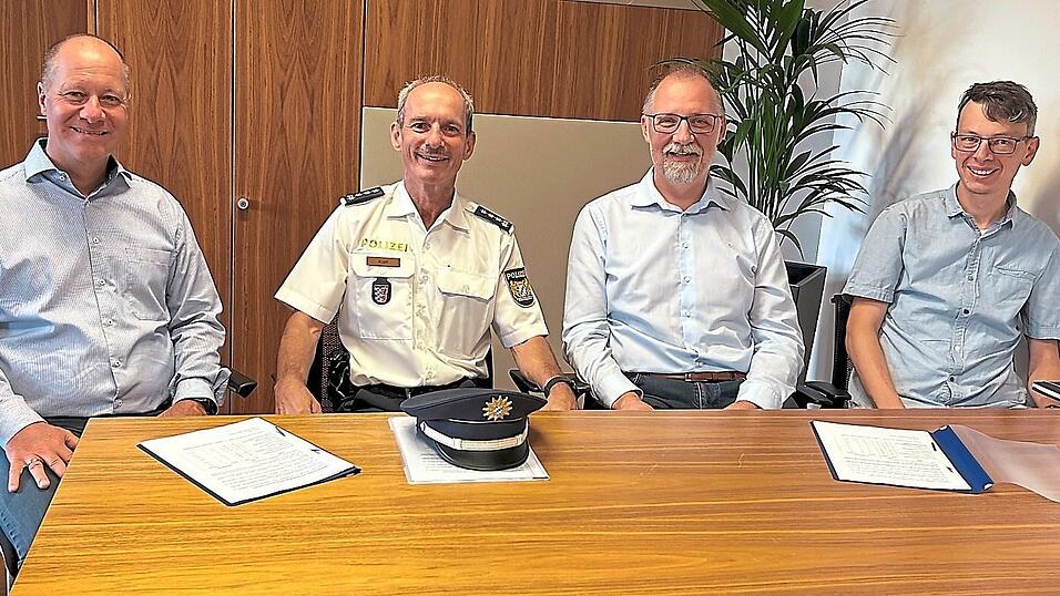 Grund zur Freude beim Sicherheitsgespräch: (v.l.) Bürgermeister Thomas Etschmann, PHK Elmar Kastl, Geschäftsleiter Markus Vierthaler und Michael Kainz, Leiter des Ordnungsamts.