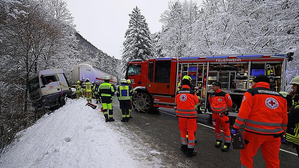 Einsatzkr&auml;fte zogen den Sattelzug nach dem Vorfall am Montagmorgen wieder auf die Stra&szlig;e.