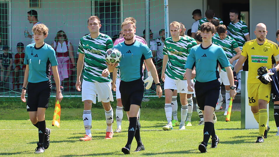 Referee Moritz Engel (in Blau, links) sammelt bereits Bezirksliga-Erfahrung. Im Duell zwischen dem SV Sallach und dem SV Neufraunhofen im September 2025 ist der 15-Jährige Linienrichter. Referee Moritz Engel (in Blau, links) sammelt bereits Bezirksliga-Erfahrung. Im Duell zwischen dem SV Sallach und dem SV Neufraunhofen im September 2025 ist der 15-Jährige Linienrichter.