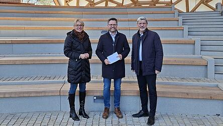 Kulturamtsleiterin Karin Stelzer (von links), Landtagsabgeordneter Dr. Gehard Hopp und B&uuml;rgermeister Sandro Bauer sprachen &uuml;ber die Vorz&uuml;ge einer mobilen Trailerb&uuml;hne und &uuml;ber grenz&uuml;berschreitende Projekte.