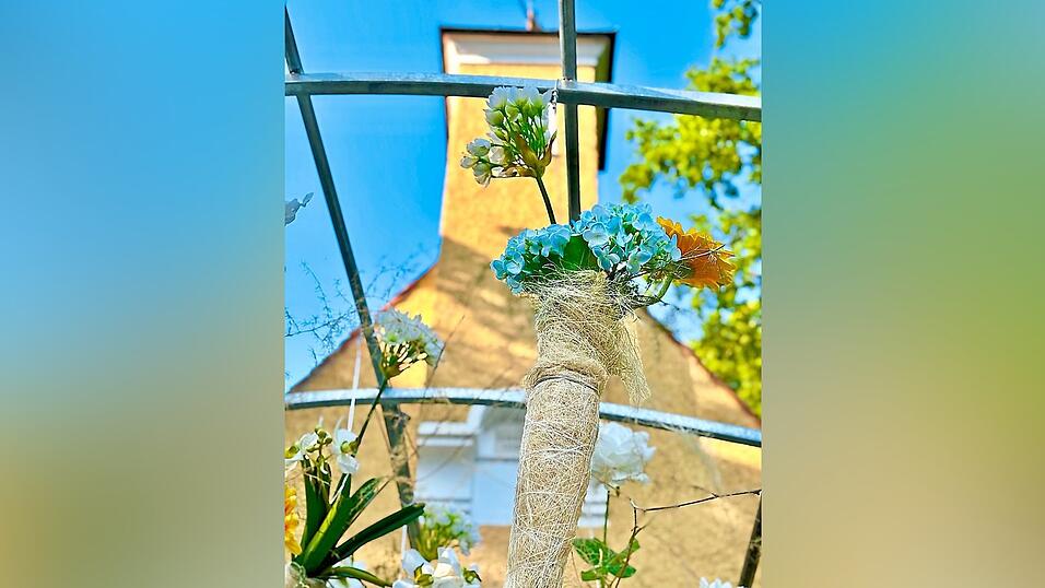 Romantische Deko vor Leonhardikirche. Romantische Deko vor Leonhardikirche.