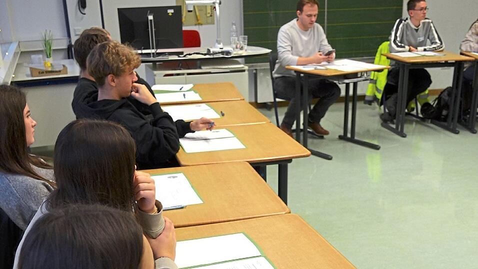 Die Schüler erarbeiteten einen fiktiven Gesetzentwurf. Die Schüler erarbeiteten einen fiktiven Gesetzentwurf.