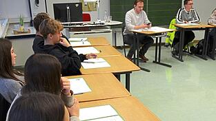 Die Sch&uuml;ler erarbeiteten einen fiktiven Gesetzentwurf.