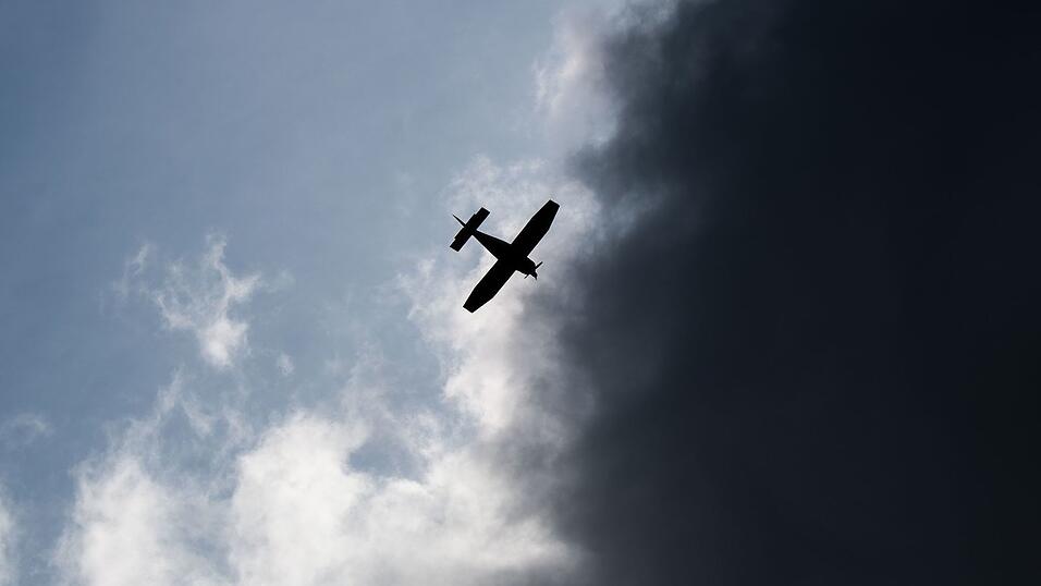Nach einem Motorausfall landete ein Pilot sein Kleinflugzeug in einem Maisfeld bei Betzenstein. (Symbolbild) Nach einem Motorausfall landete ein Pilot sein Kleinflugzeug in einem Maisfeld bei Betzenstein. (Symbolbild)