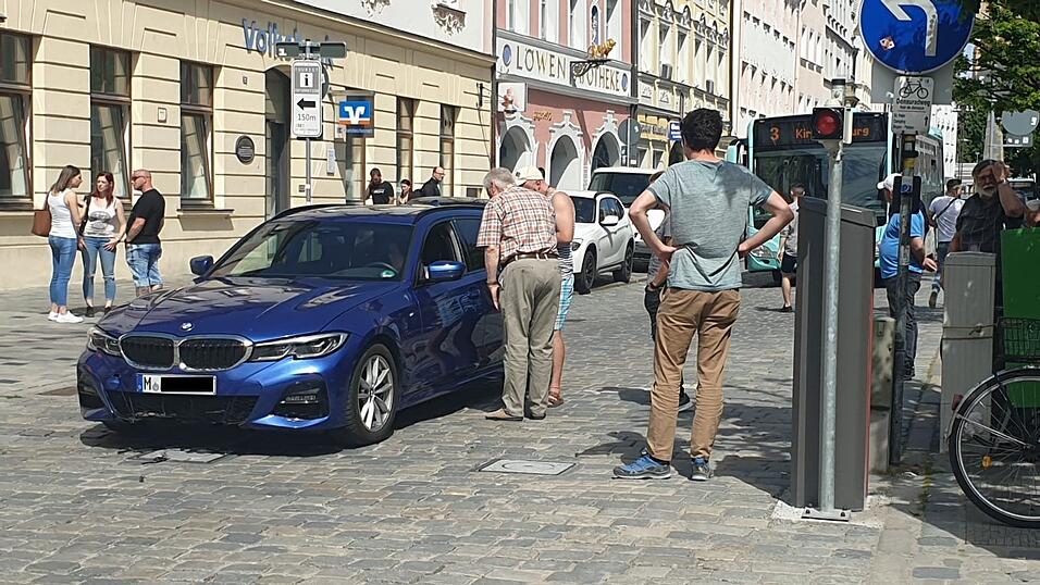 Ein blauer BMW mit M&uuml;nchner Kennzeichen ist am Mittwoch &uuml;ber die Poller am Ludwigsplatz Straubing gefahren.