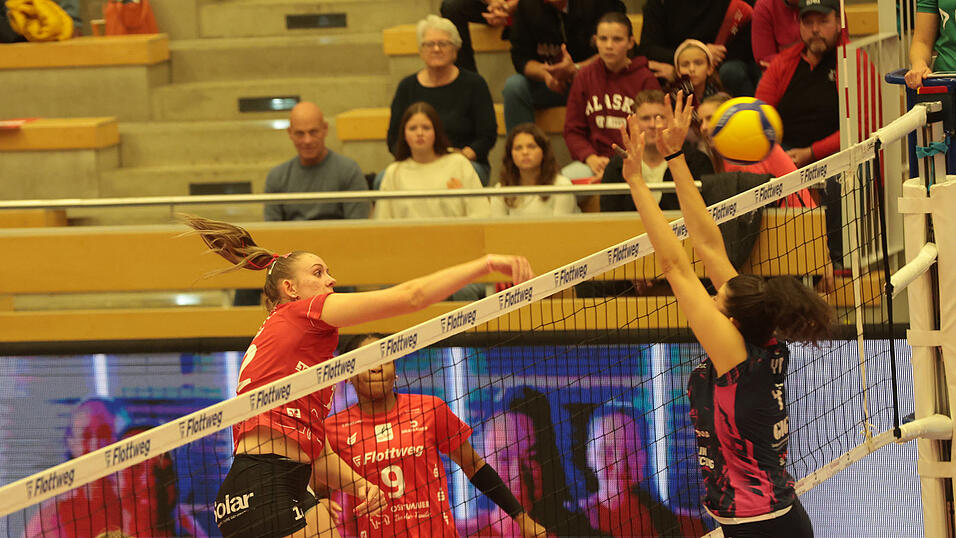 Voller Einsatz: Vilsbiburgs Mittelblockerin Tina de Groot (links) und ihre Teamkolleginnen werden am Samstag gegen Planegg-Krailling alles in die Waagschale werfen müssen, um die Roten Raben an die Tabellenspitze zu führen. Voller Einsatz: Vilsbiburgs Mittelblockerin Tina de Groot (links) und ihre Teamkolleginnen werden am Samstag gegen Planegg-Krailling alles in die Waagschale werfen müssen, um die Roten Raben an die Tabellenspitze zu führen.