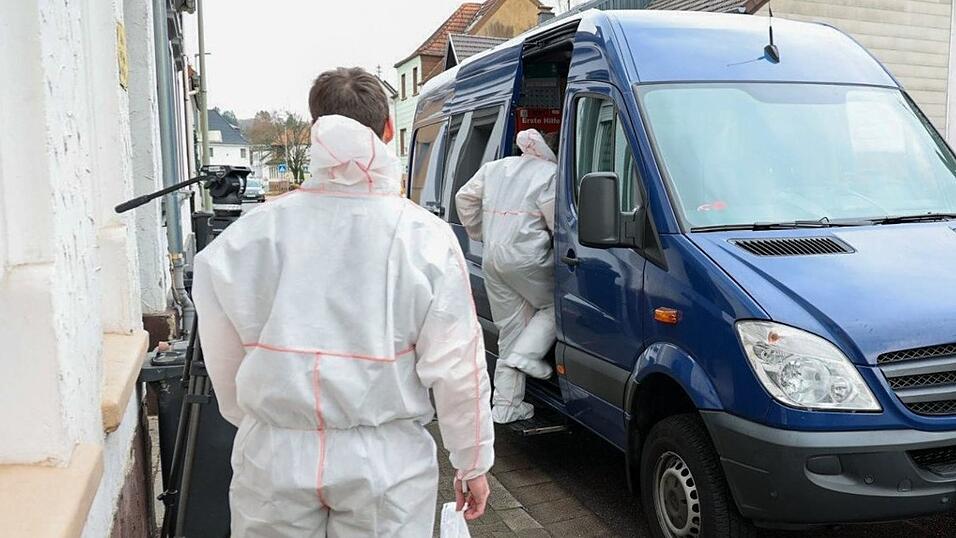 Der Gerichtsvollzieher wurde mit einem Messer getötet. Der Gerichtsvollzieher wurde mit einem Messer getötet.