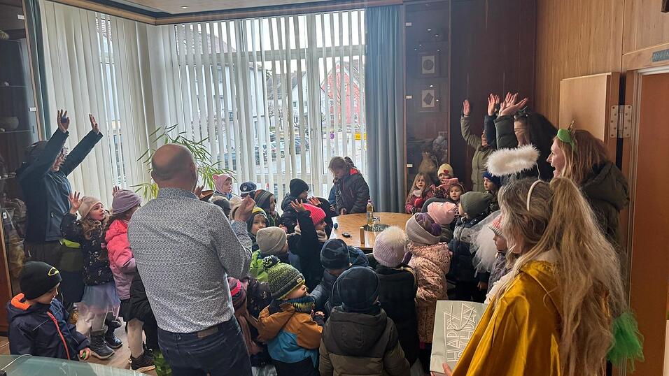 Mit den Kindern tanzte der Bürgermeister fröhlich. Mit den Kindern tanzte der Bürgermeister fröhlich.