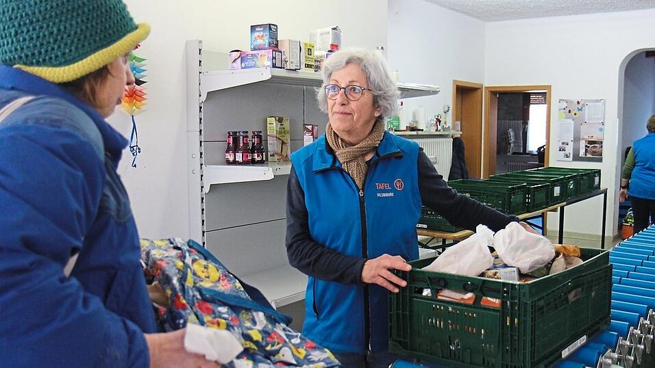 Gabi Hentschel - ehrenamtlich seit rund 20 Jahren bei der Tafel - &uuml;bergibt Freitagvormittag Lebensmittel an eine wartende Frau.