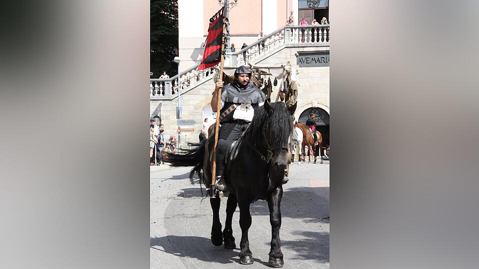 Die schönsten Augenblicke des historischen Drachenstich-Festzuges 2016. Die schönsten Augenblicke des historischen Drachenstich-Festzuges 2016.