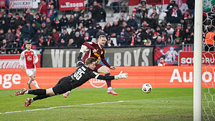 Das ging ja gut los: Schon nach 14 Sekunden &uuml;berwindet Eric Hottmann Essen-Keeper Felix Wienand zur Regensburger F&uuml;hrung. Am Ende springt aber kein Punkt f&uuml;r die Oberpf&auml;lzer heraus.