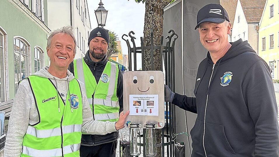 Bürgermeister Herbert Blascheck (von links), David Kummer und Mathias Ballbach mit einem Abstimmascher für Zigarettenstummel. Bürgermeister Herbert Blascheck (von links), David Kummer und Mathias Ballbach mit einem Abstimmascher für Zigarettenstummel.