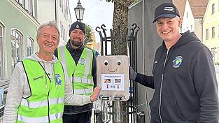Bürgermeister Herbert Blascheck (von links), David Kummer und Mathias Ballbach mit einem Abstimmascher für Zigarettenstummel. Bürgermeister Herbert Blascheck (von links), David Kummer und Mathias Ballbach mit einem Abstimmascher für Zigarettenstummel.