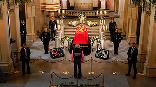 Viele Norwegerinnen und Norweger wollen sich am Sarg von K&ouml;nig Harald V. verabschieden. Bis zum Tag vor dessen Begr&auml;bnis k&ouml;nnen sie das in der Schlosskapelle tun.