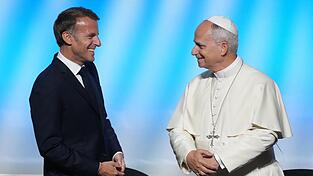 Herzlicher Austausch trotzt versteckter Kritik: Frankreichs Präsident Emmanuel Macron (links) und Papst Leo XIV. bei dessen Besuch in Frankreich. Herzlicher Austausch trotzt versteckter Kritik: Frankreichs Präsident Emmanuel Macron (links) und Papst Leo XIV. bei dessen Besuch in Frankreich.