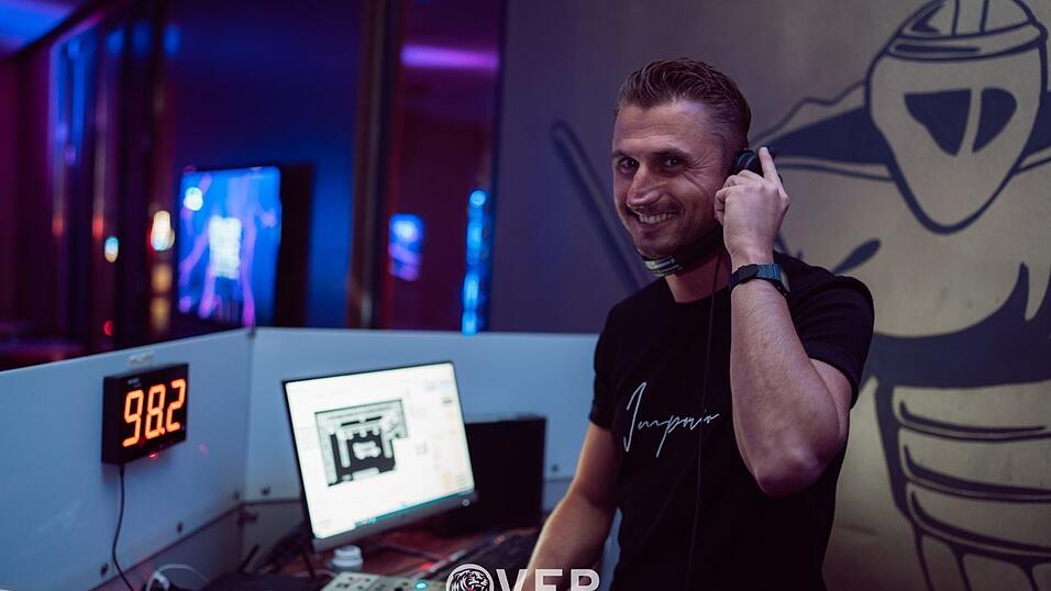 Auch am zweiten Volksfestfreitag schauten viele G&auml;ste im Overtime vorbei.