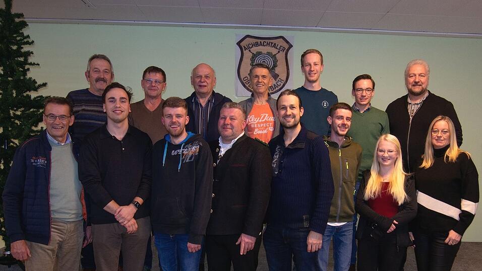 Vize-B&uuml;rgermeister Jakob Sand (l.) dankte dem neuen F&uuml;hrungsteam der Aichbachtaler Sch&uuml;tzen um Vorsitzenden Alexander Bischoff (vorne, 4.v.l.) f&uuml;r die Bereitschaft zur Amts&uuml;bernahme.
