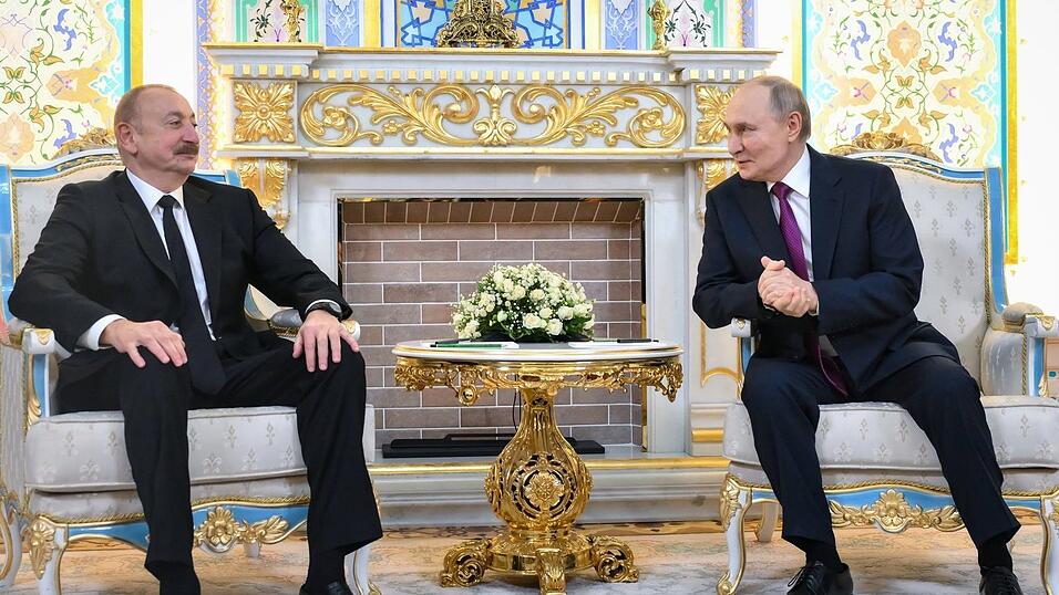 Der aserbaidschanische Präsident Ilham Aliyev hat Kremlchef Wladimir Putin öffentlich gedankt für die Aufklärung des Flugzeugabsturzes im Dezember vorigen Jahres. Der aserbaidschanische Präsident Ilham Aliyev hat Kremlchef Wladimir Putin öffentlich gedankt für die Aufklärung des Flugzeugabsturzes im Dezember vorigen Jahres.
