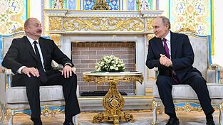 Der aserbaidschanische Präsident Ilham Aliyev hat Kremlchef Wladimir Putin öffentlich gedankt für die Aufklärung des Flugzeugabsturzes im Dezember vorigen Jahres. Der aserbaidschanische Präsident Ilham Aliyev hat Kremlchef Wladimir Putin öffentlich gedankt für die Aufklärung des Flugzeugabsturzes im Dezember vorigen Jahres.